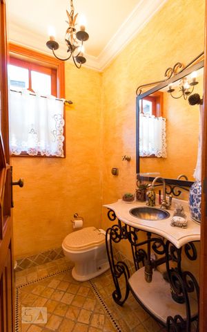 Casa para alugar com 450m², 3 quartos e 5 vagasBanheiro social