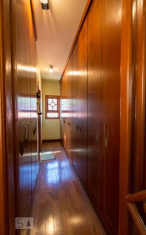 Casa para alugar com 450m², 3 quartos e 5 vagasCloset quarto 1 suíte