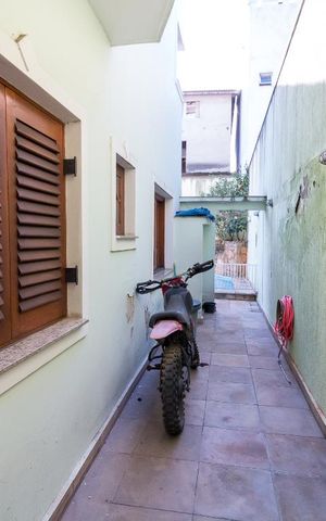 Casa para alugar com 450m², 3 quartos e 5 vagasÁrea externa lateral