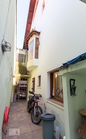Casa para alugar com 450m², 3 quartos e 5 vagasÁrea externa lateral