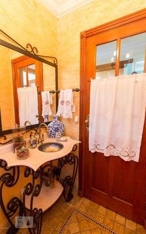 Casa para alugar com 450m², 3 quartos e 5 vagasBanheiro social