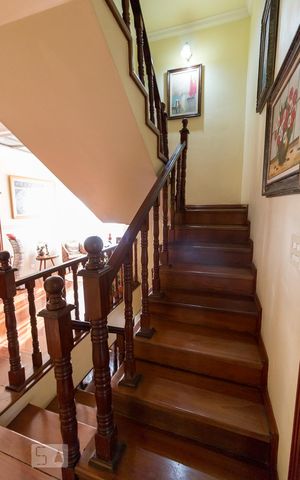 Casa para alugar com 450m², 3 quartos e 5 vagasEscadas