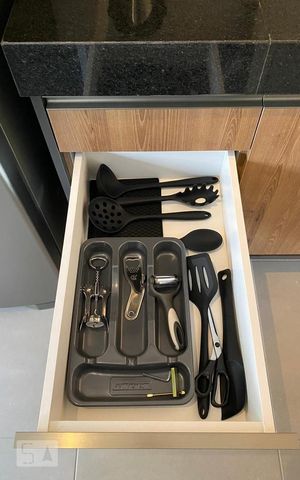 Studio à venda com 21m², 1 quarto e sem vaga Studio à venda com 21m², 1 quarto e sem vagaArmário Cozinha
