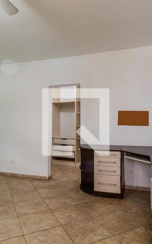Casa à venda com 450m², 6 quartos e 4 vagas Casa à venda com 450m², 6 quartos e 4 vagasEdícula - Quarto