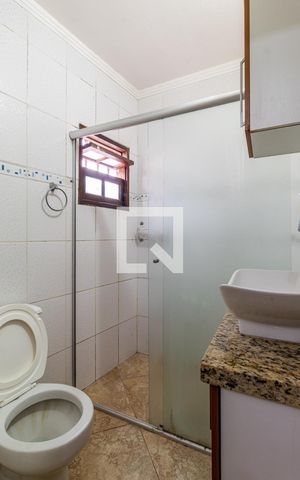 Casa à venda com 450m², 6 quartos e 4 vagas Casa à venda com 450m², 6 quartos e 4 vagasEdícula - Banheiro