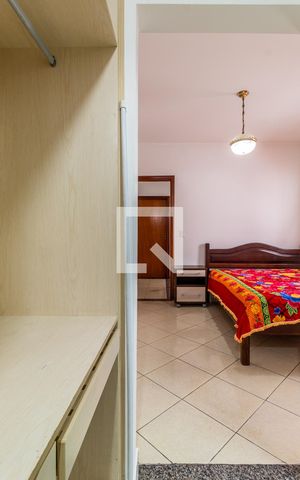 Casa à venda com 450m², 6 quartos e 4 vagas Casa à venda com 450m², 6 quartos e 4 vagasSuíte 1 - Closet