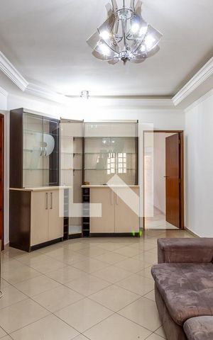 Casa à venda com 450m², 6 quartos e 4 vagas Casa à venda com 450m², 6 quartos e 4 vagasSala
