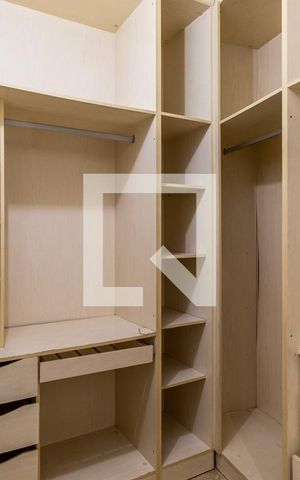 Casa à venda com 450m², 6 quartos e 4 vagas Casa à venda com 450m², 6 quartos e 4 vagasEdícula - Closet