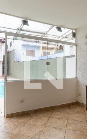 Casa à venda com 450m², 6 quartos e 4 vagas Casa à venda com 450m², 6 quartos e 4 vagasEdícula - Cozinha