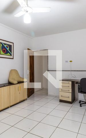 Casa à venda com 450m², 6 quartos e 4 vagas Casa à venda com 450m², 6 quartos e 4 vagasQuarto de Serviço