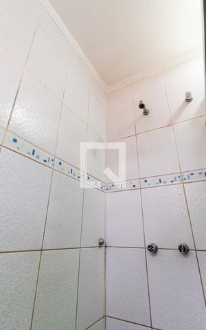 Casa à venda com 450m², 6 quartos e 4 vagas Casa à venda com 450m², 6 quartos e 4 vagasEdícula - Banheiro
