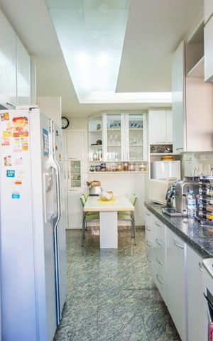 Apartamento à venda com 200m², 4 quartos e 3 vagas Apartamento à venda com 200m², 4 quartos e 3 vagasCozinha