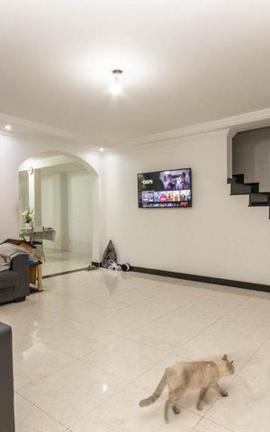 Casa à venda com 235m², 4 quartos e 2 vagas Casa à venda com 235m², 4 quartos e 2 vagasSala