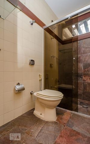 Casa à venda com 380m², 4 quartos e 4 vagasBanheiro da Suíte 2