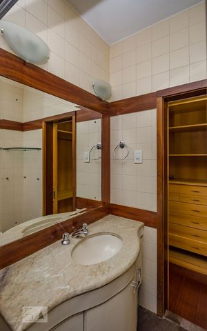 Casa à venda com 380m², 4 quartos e 4 vagasBanheiro da Suíte 2