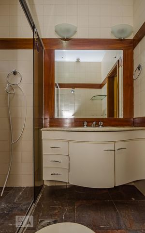 Casa à venda com 380m², 4 quartos e 4 vagasBanheiro da Suíte 2