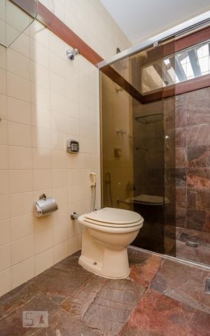 Casa à venda com 380m², 4 quartos e 4 vagasBanheiro da Suíte 2