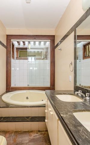 Casa à venda com 380m², 4 quartos e 4 vagasBanheiro Suíte master