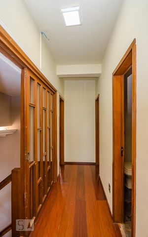 Casa à venda com 380m², 4 quartos e 4 vagasCorredor