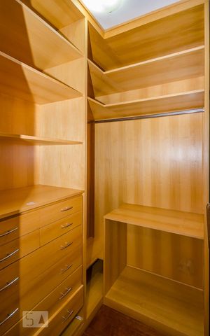 Casa à venda com 380m², 4 quartos e 4 vagasCloset Suíte 2