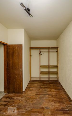 Casa à venda com 380m², 4 quartos e 4 vagasQuarto de Serviço