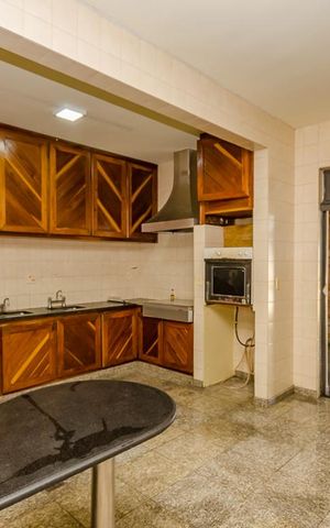 Casa à venda com 380m², 4 quartos e 4 vagasCozinha