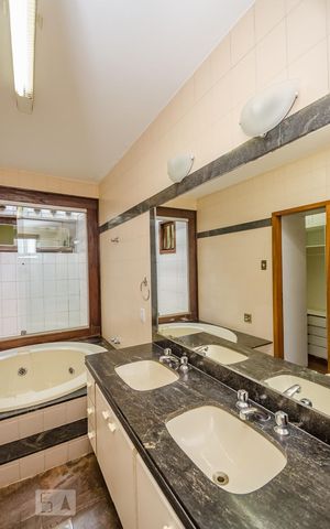 Casa à venda com 380m², 4 quartos e 4 vagasBanheiro Suíte master