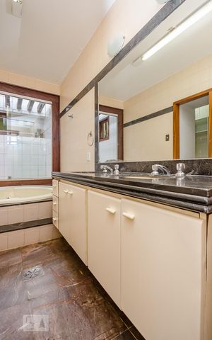 Casa à venda com 380m², 4 quartos e 4 vagasBanheiro Suíte master