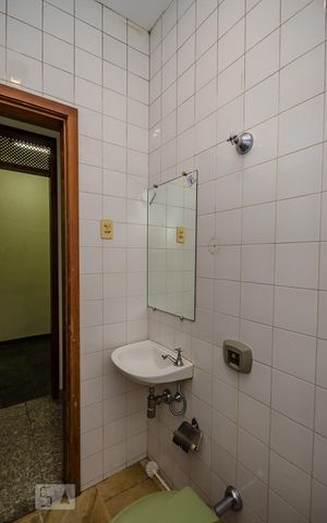 Casa à venda com 380m², 4 quartos e 4 vagasBanheiro de Serviço