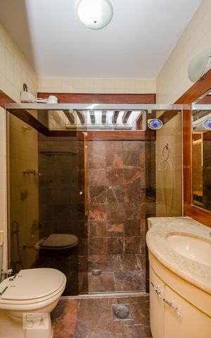 Casa à venda com 380m², 4 quartos e 4 vagasBanheiro da Suíte 2