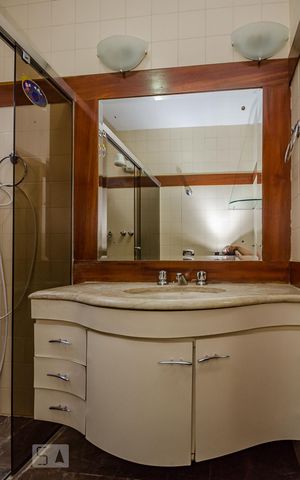 Casa à venda com 380m², 4 quartos e 4 vagasBanheiro da Suíte 2