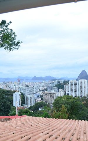 Casa à venda com 220m², 4 quartos e 2 vagasTelhado