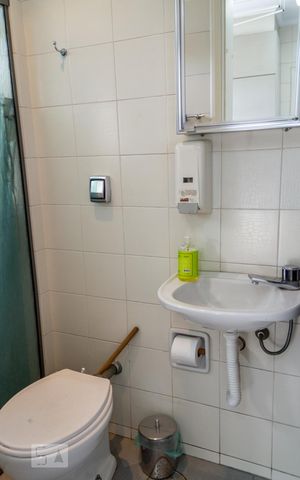 Apartamento à venda com 208m², 5 quartos e 3 vagas Apartamento à venda com 208m², 5 quartos e 3 vagasBanheiro de Serviço