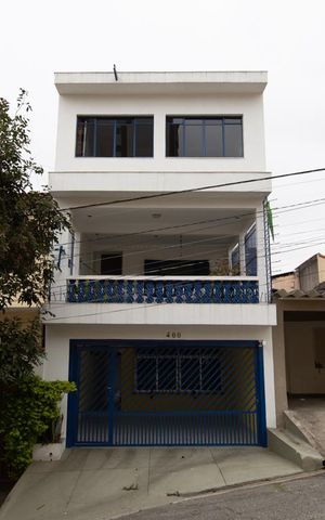 Casa à venda com 299m², 3 quartos e 2 vagas Casa à venda com 299m², 3 quartos e 2 vagasFachada