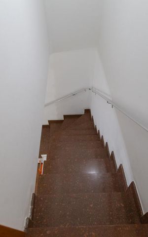 Casa à venda com 299m², 3 quartos e 2 vagas Casa à venda com 299m², 3 quartos e 2 vagasEscada