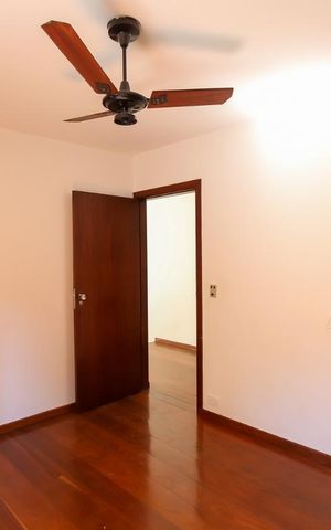Casa à venda com 300m², 5 quartos e 3 vagas Casa à venda com 300m², 5 quartos e 3 vagasQuarto 3