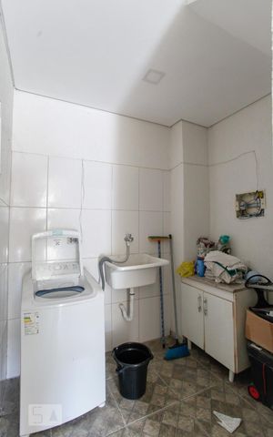 Casa para alugar com 240m², 4 quartos e 1 vaga Casa para alugar com 240m², 4 quartos e 1 vagaÁrea de Serviço