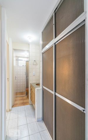 Apartamento à venda com 50m², 2 quartos e 1 vaga Apartamento à venda com 50m², 2 quartos e 1 vagaCorredor com Armário