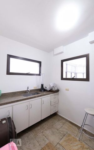 Apartamento à venda com 360m², 4 quartos e 3 vagas Apartamento à venda com 360m², 4 quartos e 3 vagasCozinha de Apoio