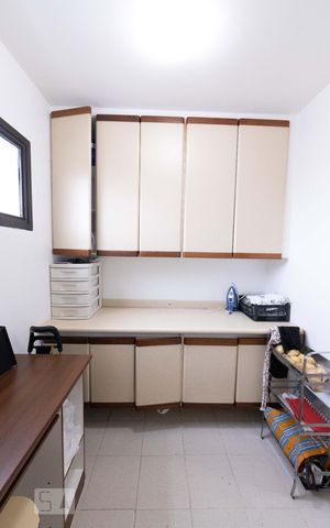 Apartamento à venda com 360m², 4 quartos e 3 vagas Apartamento à venda com 360m², 4 quartos e 3 vagasQuarto de Serviço
