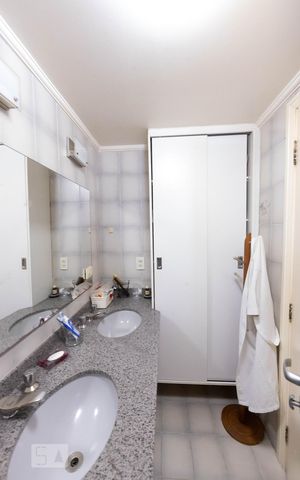 Apartamento à venda com 360m², 4 quartos e 3 vagas Apartamento à venda com 360m², 4 quartos e 3 vagasBanheiro da Suite