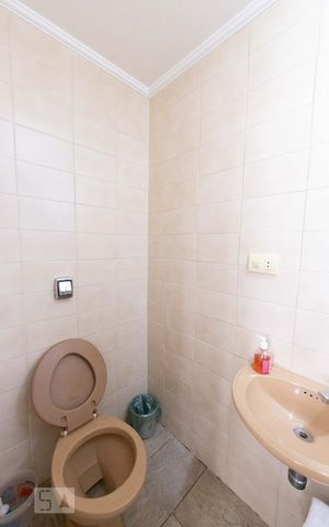 Apartamento à venda com 360m², 4 quartos e 3 vagas Apartamento à venda com 360m², 4 quartos e 3 vagasBanheiro de Apoio