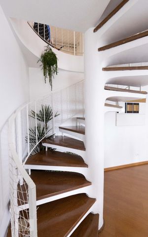 Apartamento à venda com 360m², 4 quartos e 3 vagas Apartamento à venda com 360m², 4 quartos e 3 vagasEscada