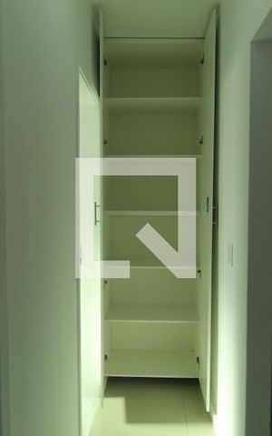 Apartamento à venda com 59m², 2 quartos e 1 vagaArmário no corredor para o banheiro