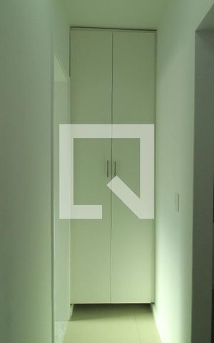 Apartamento à venda com 59m², 2 quartos e 1 vagaArmário no corredor para o banheiro