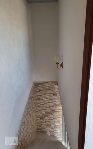 Casa para alugar com 80m², 1 quarto e sem vaga Casa para alugar com 80m², 1 quarto e sem vagaEscada