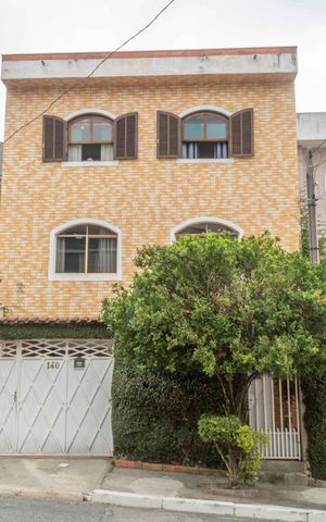 Casa à venda com 250m², 3 quartos e 3 vagasFachada