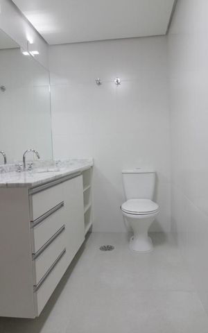 Apartamento à venda com 272m², 5 quartos e 4 vagasBanheiro da suíte 1 e 2