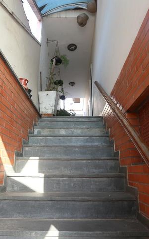 Casa à venda com 186m², 3 quartos e 4 vagasEscadas de entrada