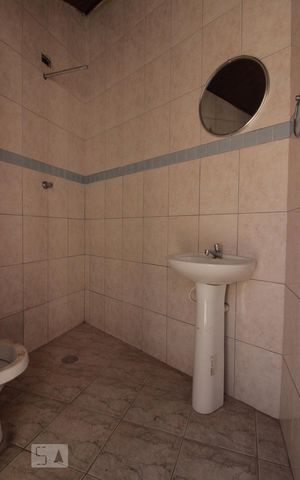 Casa para alugar com 170m², 3 quartos e 5 vagasBanheiro de Serviço